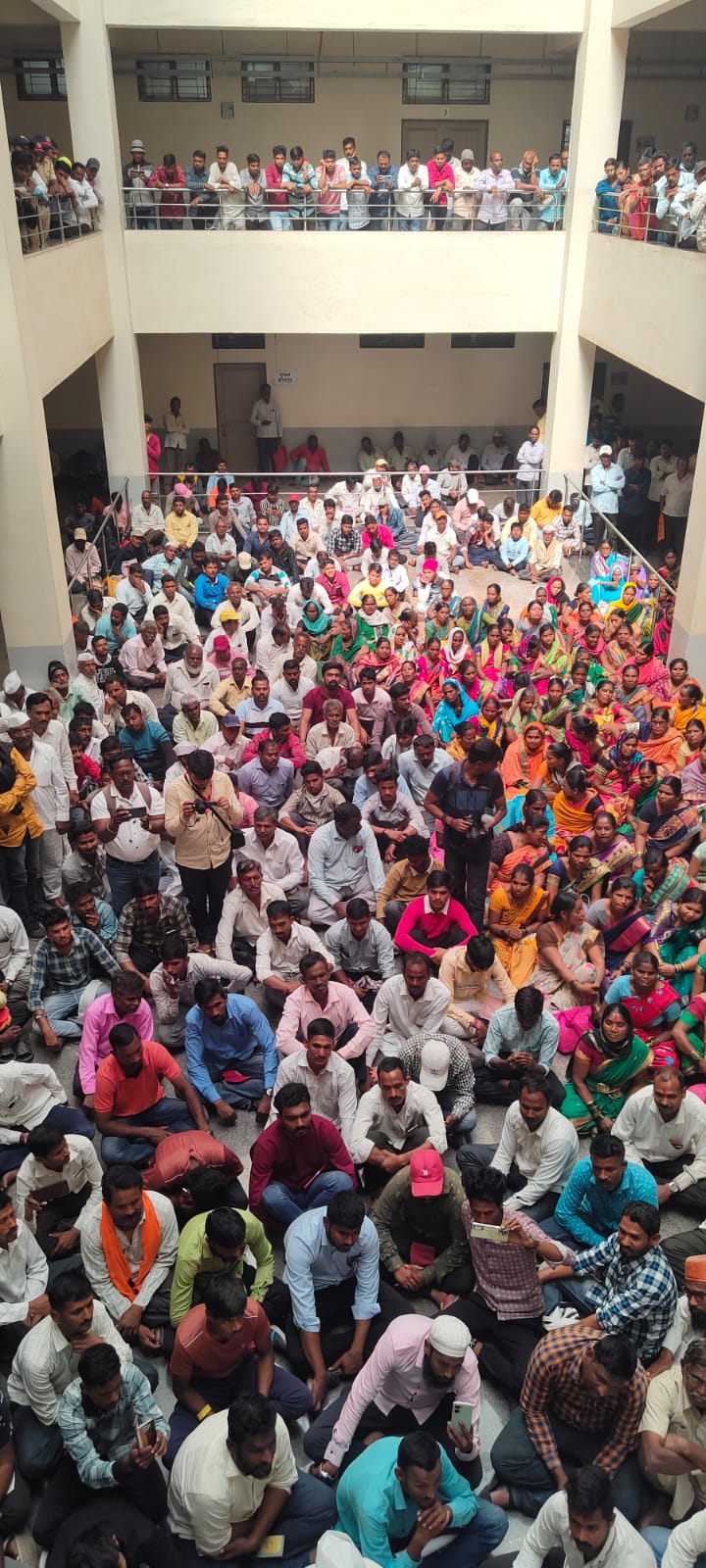 धरणग्रस्त घुसले तहसीलदार कार्यालयात...   